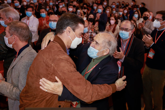 El secretario general del PSOE y presidente del Gobierno, Pedro Sánchez (i) y el expresidente de Castilla y León Demetrio Madrid (d), en la inauguración del 14º Congreso del PSOE de Castilla y León, a 27 de noviembre de 2021.