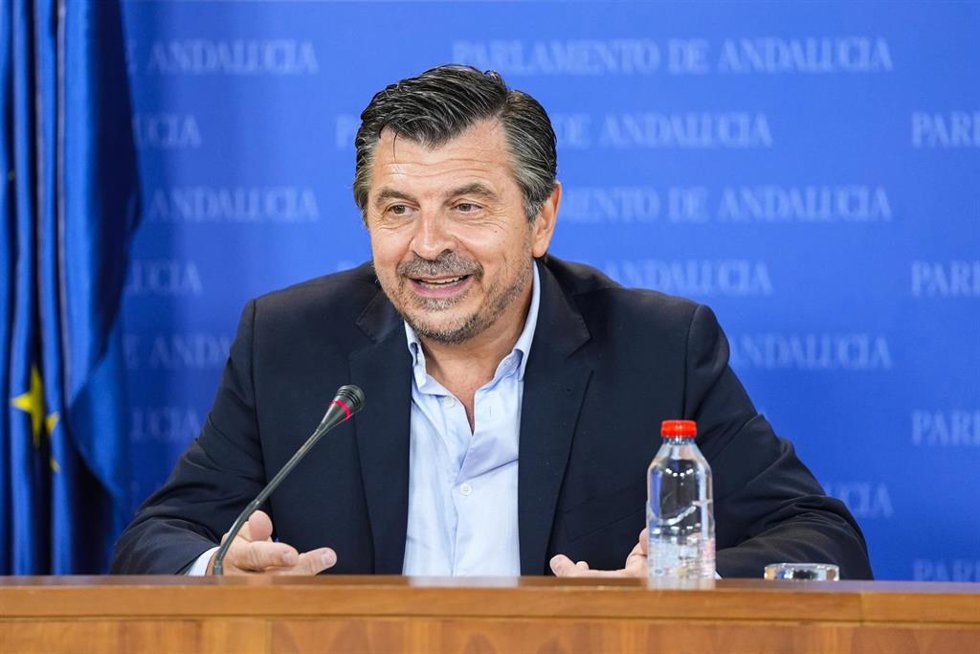 El portavoz del Grupo Parlamentario Popular, Toni Martín, durante la ronda de ruedas de prensa de portavoces de los grupos parlamentarios en el Parlamento de Andalucía, a 9 de julio de 2025 en Sevilla (Andalucía, España). Los portavoces de los grupos pa