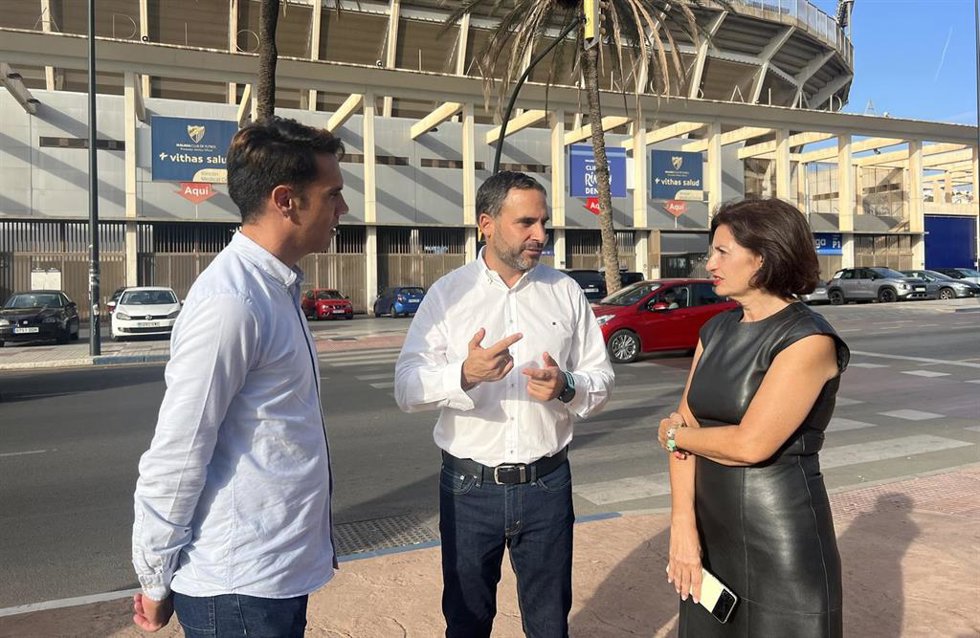 Foto de archivo del portavoz del grupo socialista en el Ayuntamiento de Málaga, Daniel Pérez, junto al estadio de fútbol de La Rosaleda.