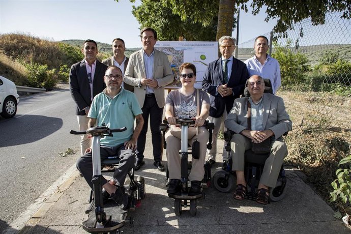 El presidente de la Diputación de Córdoba, Salvador Fuentes (tercero por la dcha.), en la visita a las obras del sendero accesible desde Lucena hasta el santuario de Nuestra Señora de Araceli.