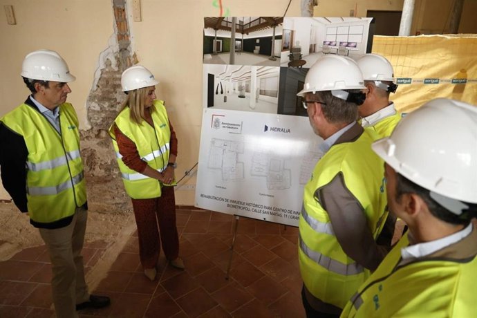 La alcaldesa de Granada, Marifrán Carazo, ha asistido al inicio de las obras en el inmueble de la calle San Matías