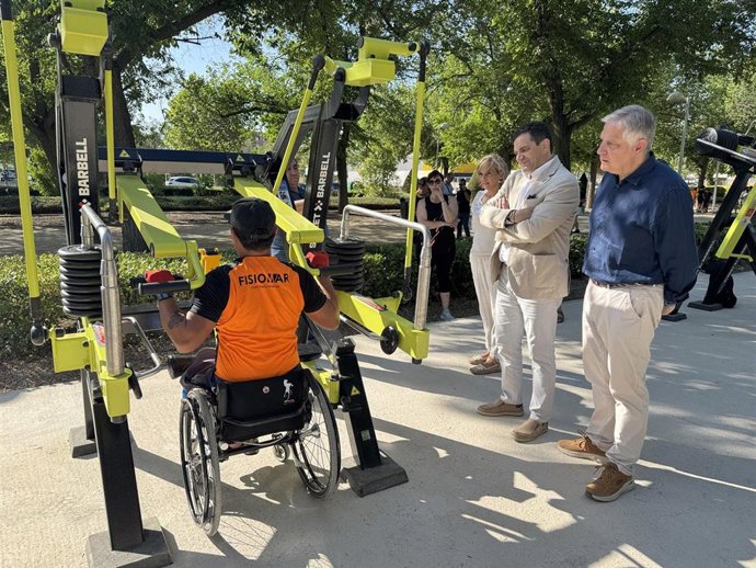 El alcalde de Ciudad Real y el presidente de la Diputación provincial, acompañados por los concejales de Obras y de Deportes, han supervisado el final de las obras acometidas en la Vía Verde que hoy estrenan el primer gimnasio al aire libre con pesas mó