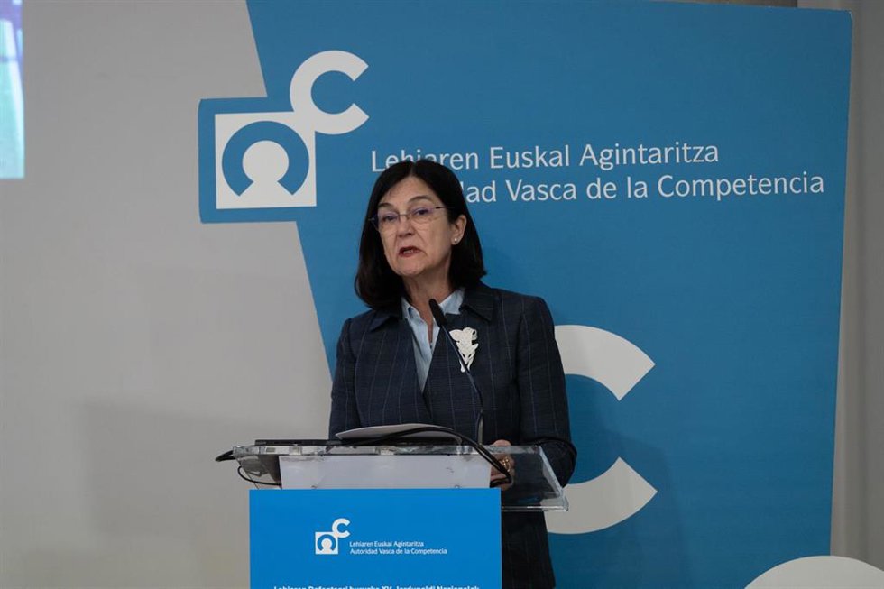 Archivo - La presidenta de la CNMC, Cani Fernández, durante las XV Jornadas Nacionales de Defensa, a 17 de octubre de 2024, en Bilbao, Vizcaya, País Vasco (España). La Autoridad Vasca de la Competencia organiza las XV Jornadas Nacionales de Defensa de l