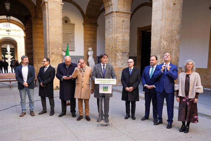 Archivo - El rector de la UPO, Francisco Oliva interviene en la rueda de prensa sobre la financiación de las universidades andaluzas.