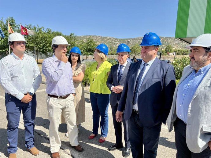 Visita del consejero de Agricultura, Ganadería y Desarrollo Rural de Castilla-La Mancha, Julián Martínez Lizán, a la planta de Clamber en Puertollano.