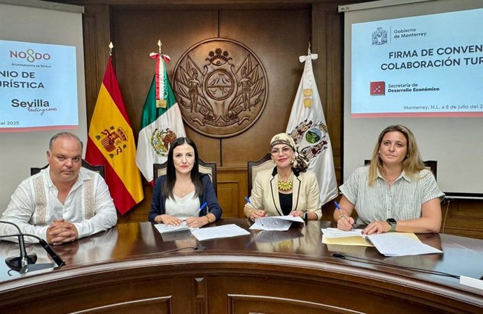 La delegada de Turismo y Cultura, Angie Moreno (4i), firma el convenio de colaboración con la Secretaria de Desarrollo Económico de Monterrey (2i).