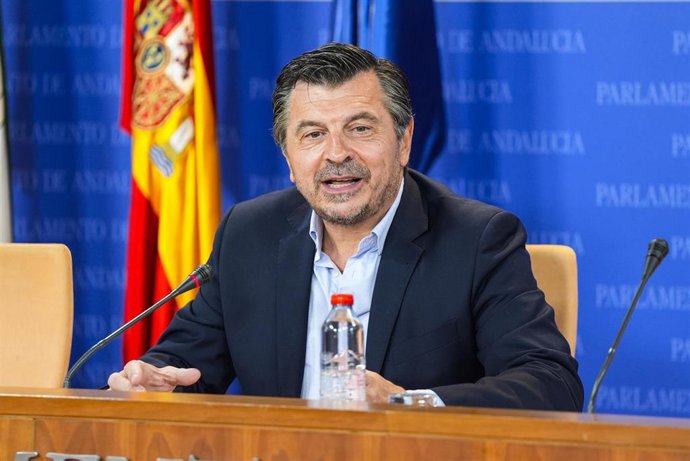 El portavoz del Grupo Parlamentario Popular, Toni Martín, durante la ronda de ruedas de prensa de portavoces de los grupos parlamentarios en el Parlamento de Andalucía, a 9 de julio de 2025 en Sevilla (Andalucía, España). Los portavoces de los grupos parl