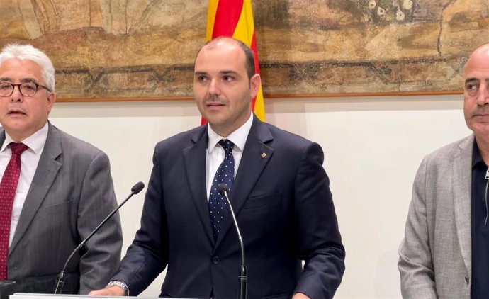 El conseller de la Presidencia de la Generalitat, Albert Dalmau, ha presentado este martes una proposición de ley pactada con ERC y Comuns para evitar reclamar prestaciones otorgadas por error