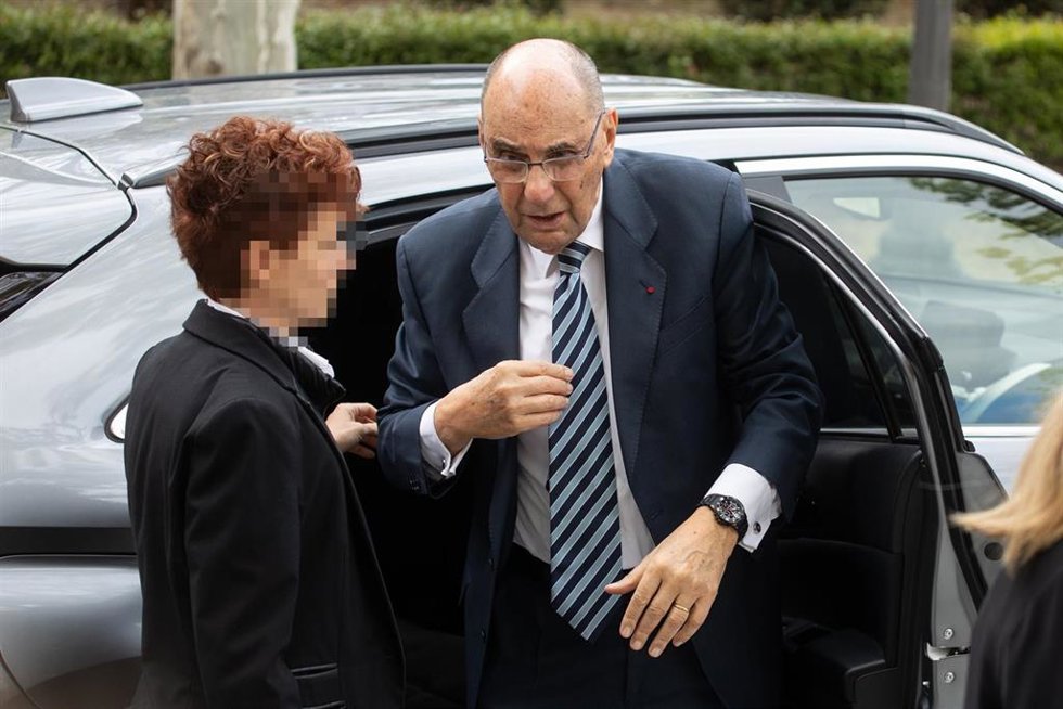 Archivo - El exdirigente del PP catalán y cofundador de Vox, Alejo Vidal-Quadras, sale de la Audiencia Nacional, a 15 de abril de 2025, en Madrid (España). El juez de la Audiencia Nacional que investiga el atentado que sufrió Alejo Vidal-Quadras en novi