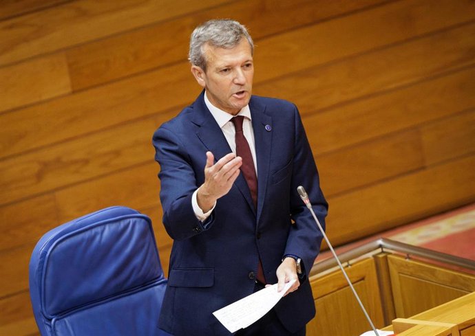 O presidente da Xunta, Alfonso Rueda, responde a preguntas dos grupos no Parlamento galego.