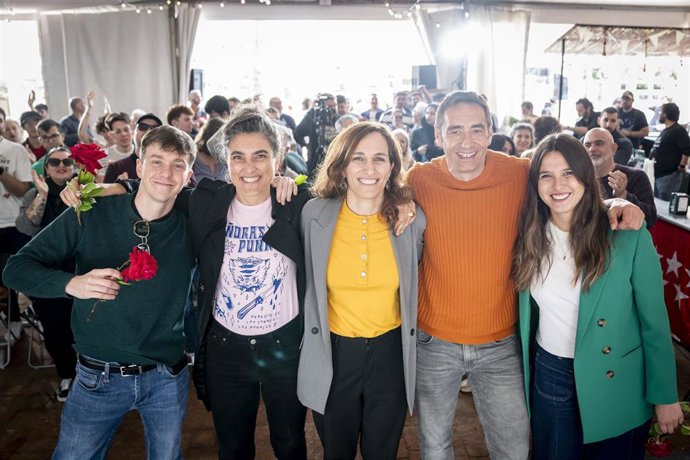 Archivo - (2I-D) La portavoz del grupo de Más Madrid en la Asamblea de Madrid, Manuela Bergerot; la ministra de Sanidad, Mónica García y el diputado de Más Madrid, Emilio Delgado, durante la celebración en Móstoles de las fiestas del 2 de mayo, a 2 de may