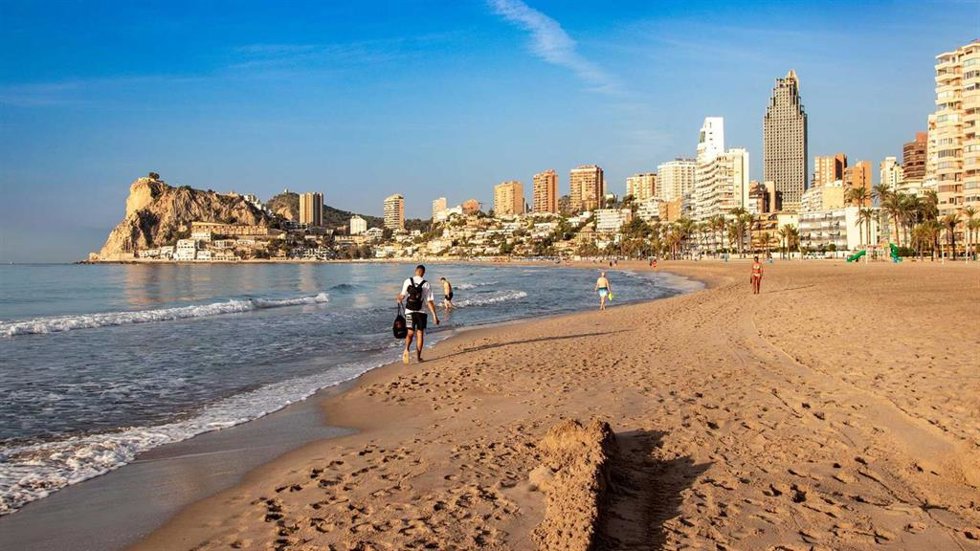 Fotografía de archivo de una playa de Benidorm