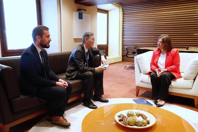 El Director De La Oficina Económica De La Presidencia, José Sicre; El Embajador De China En España, Yao Jing; Y La Presidenta En Funciones Del Principado, Gimena Llamedo.