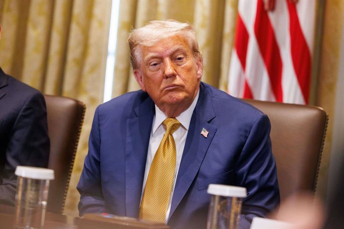 8 de julho de 2025, Washington, Distrito de Columbia, EUA: O presidente dos Estados Unidos, Donald J. Trump, participa de uma reunião de gabinete na sala de gabinete da Casa Branca em Washington, DC, EUA, na terça-feira, 8 de julho de 2025