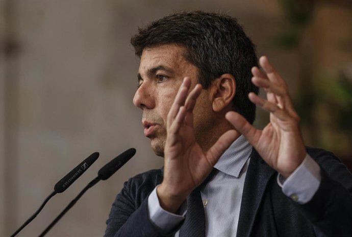 El president de la Generalitat, Carlos Mazón, interviene durante la presentación de la nueva carpeta ciudadana del Plan Simplifica de la Generalitat, en el Palau de la Generalitat