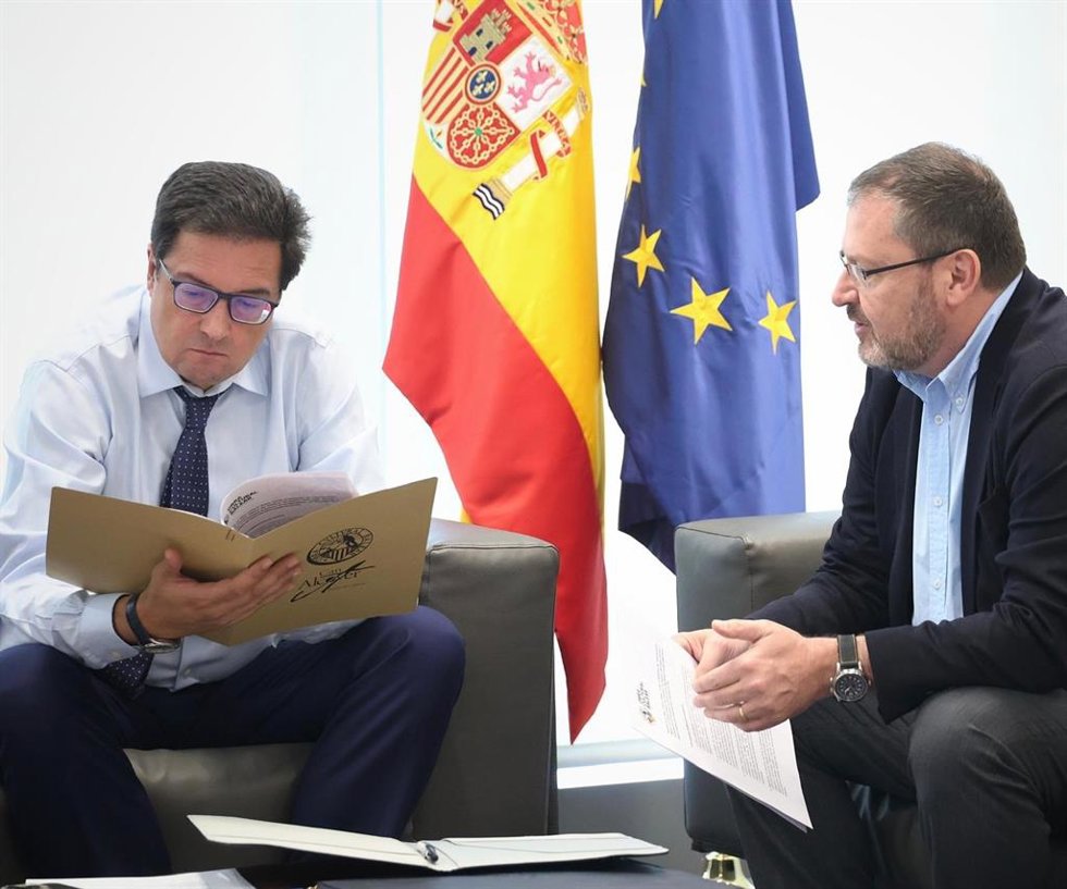 El presidente de la OCB, Antoni Llabrés, y el ministro para la Transformación Digital y de la Función Pública, Óscar López.