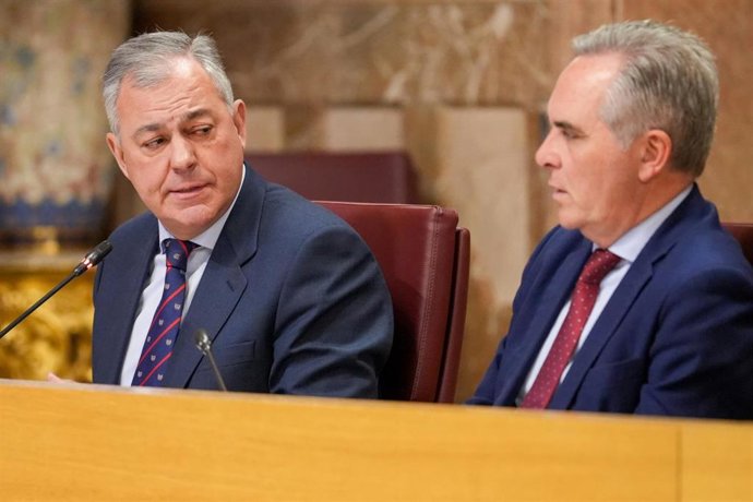 Archivo - El teniente de alcalde del Ayuntamiento de Sevilla y delegado de Hacienda, Juan Bueno (d) y el alcalde de Sevilla, José Luis Sanz (i) durante una sesión plenaria, en foto de archivo.