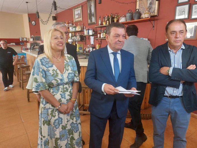 De izda a dcha, De Gregorio, González y Serrano visitan el bar de Cubo de la Solana
