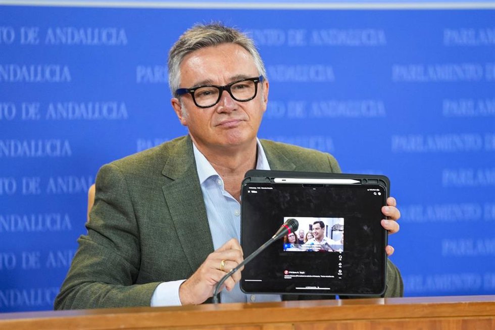 El portavoz del Grupo Parlamentario Vox, Manuel Gavira, durante la ronda de ruedas de prensa de portavoces de los grupos parlamentarios en el Parlamento de Andalucía, a 9 de julio de 2025 en Sevilla (Andalucía, España). Los portavoces de los grupos parl