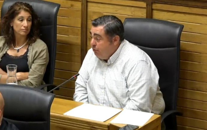 El concejal de Tráfico, Movilidad y Transporte Público de Gijón, Pelayo Barcia, interviene en el Pleno Municipal gijonés.