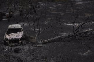Un vehículo calcinado por el incendio de Paüls, a 8 de julio de 2025, en Aldover, Tarragona, Cataluña (España). El incendio está activo y fuera de control, con rachas de viento de hasta 90km/h. Se calcula que más de 2.500 hectáreas están quemadas por el i