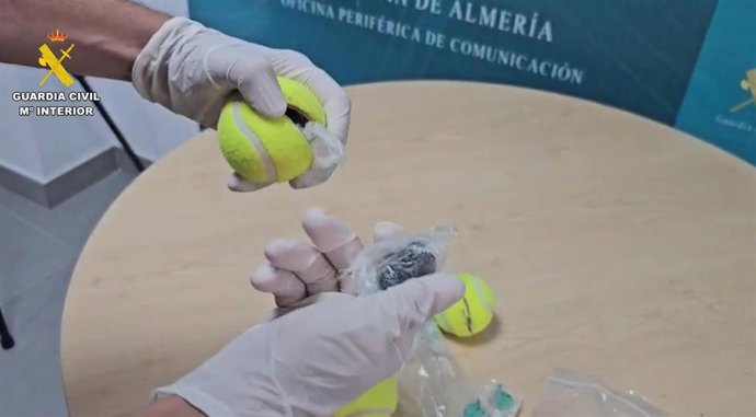 Hachís intervenido en el interior de varias pelotas de tenis lanzadas al interior de la prisión de Almería.