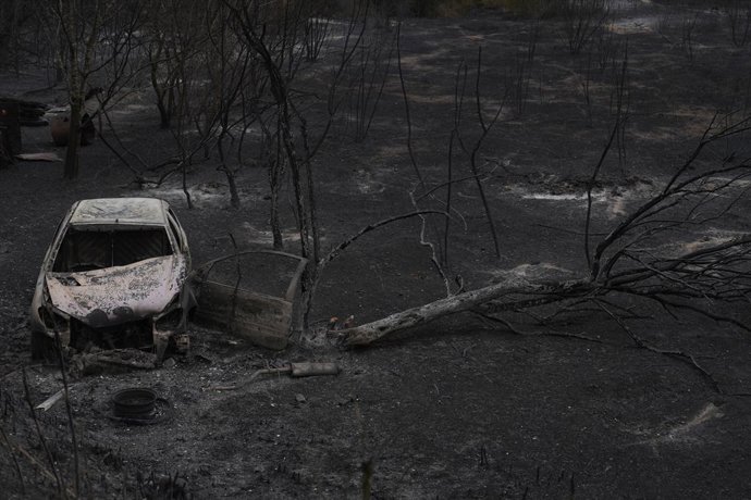 Um veículo queimado pelo incêndio de Paüls, em 8 de julho de 2025, em Aldover, Tarragona, Catalunha (Espanha). O incêndio está ativo e fora de controle, com rajadas de vento de até 90 km/h. Estima-se que mais de 2.500 hectares tenham sido queimados pelo i