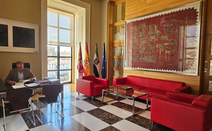 El Pendón de San Jorge en el despacho de Alcaldía de Cáceres