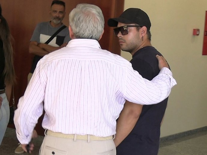 José Fernando, a su llegada al tanatorio de Michu