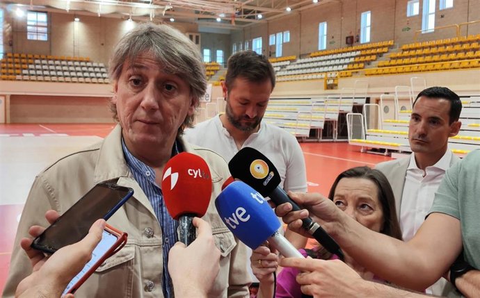 Carlos Martínez durante su visita a las obras del pabellón de Los Pajaritos en Soria.