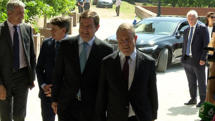 El presidente de la Junta de Castilla y León, Alfonso Fernández Mañueco, y el presidente de Castilla-La Mancha, Emiliano García-Page, antes de rubricar su acuerdo de colaboración