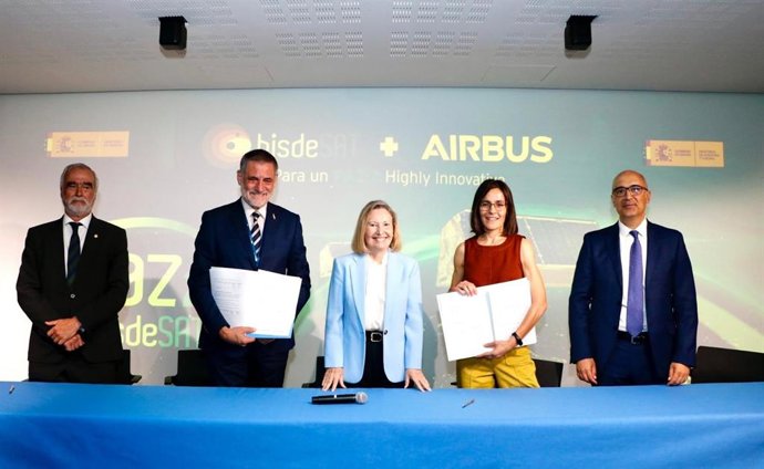 Archivo - Presidente de Hisdesat, Santiago Bolíbar; dir. Gen. De Hisdesat, Miguel Ángel García Primo; secretaria de Estado de Defensa, Amparo Valcarce; Raquel González, Airbus Space System, y el presidente de Airbus España Francisco Javier Sánchez Segura
