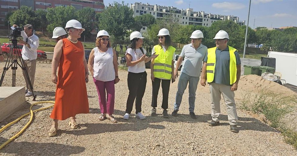 La consejera de Bienestar Social, Bárbara García Torijano, visita las obras del Centro de Día para personas con discapacidad.