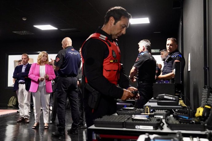 La alcaldesa en funciones y delegada del Área de Seguridad y Emergencias de Madrid, Inma Sanz, durante un simulacro con el nuevo simulador de tiro de la Policía Municipal