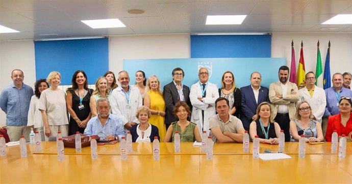 El Hospital Regional Universitario de Málaga ha acogido este miércoles en la sala del recuerdo del Hospital General una reunión de coordinación con el Cuerpo Consular de Málaga