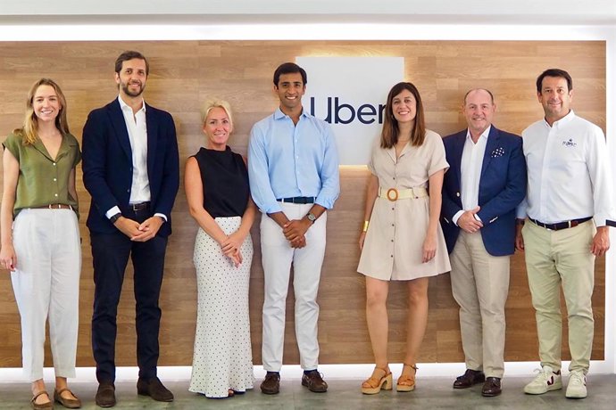 Desde la izq.: Teresa Silvestre (Uber), Felipe Fdez (Uber), Encarna Matos (RCNP), Harsh Nain (Uber), Lola Vilas (Uber), Rafael Gil (RCNP) y Manu Fraga (RCNP).