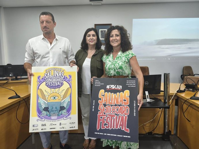 El alcalde de Castrillón, Eloy Alonso, la directora del XXII Longboard de Salinas, Rocío Alba, y la edil de Turismo, Alejandra Álvarez.