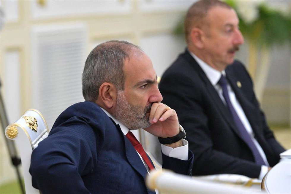 Archivo - Nikol Pashinián en una cumbre junto al líder de Azerbaiyán, Ilham Aliyev (archivo)