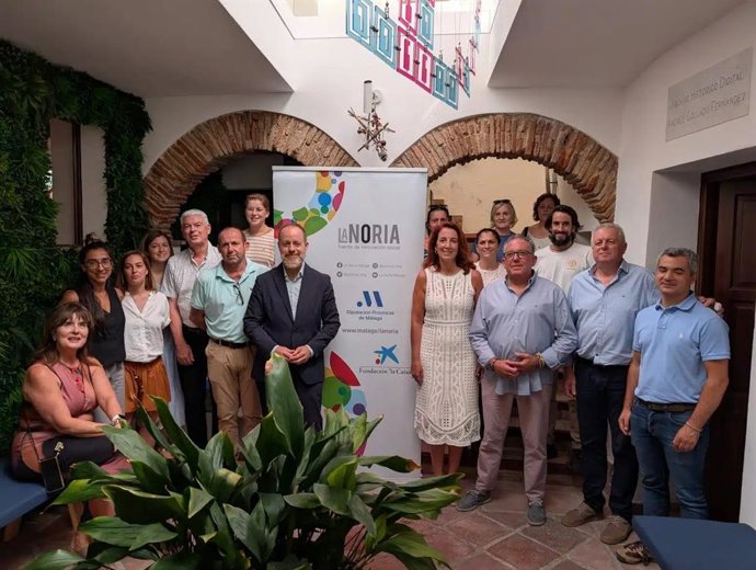 La vicepresidenta y diputada provincial de Innovación Social y Atención al Despoblamiento, Antonia Ledesmael y alcalde de Benarrabá, Silvestre Barroso, entre otros.