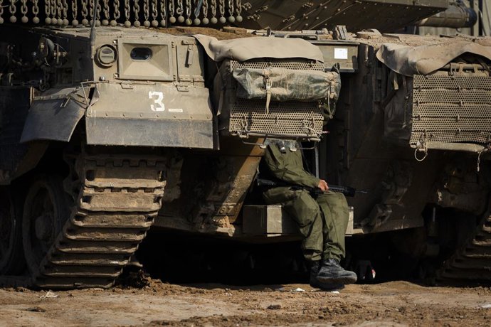 Archivo - Arquivo - Um soldado das Forças de Defesa de Israel em um tanque perto da Faixa de Gaza (arquivo)
