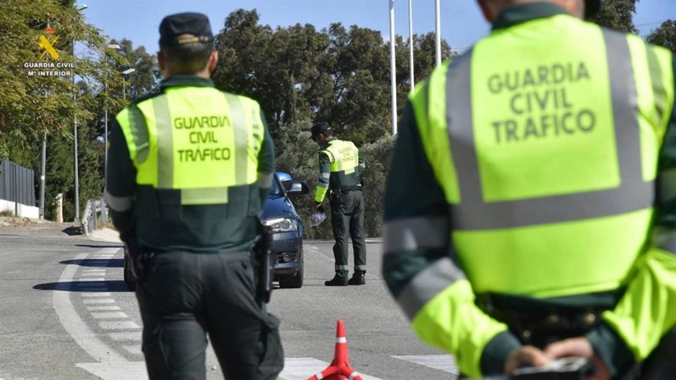 Archivo - Control de tráfico de la Guardia Civil.
