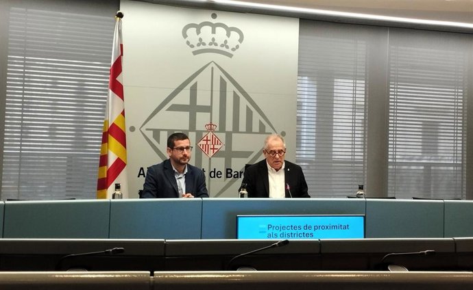 El teniente de alcalde del Ayuntamiento de Barcelona, Jordi Valls (d), y el portavoz de ERC, Jordi Castellana (i).