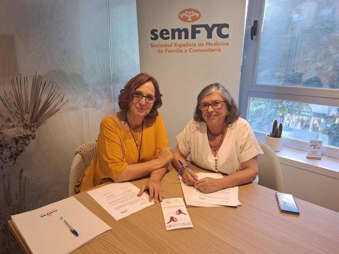 Remedios Martín y María López durante la firma del convenio.
