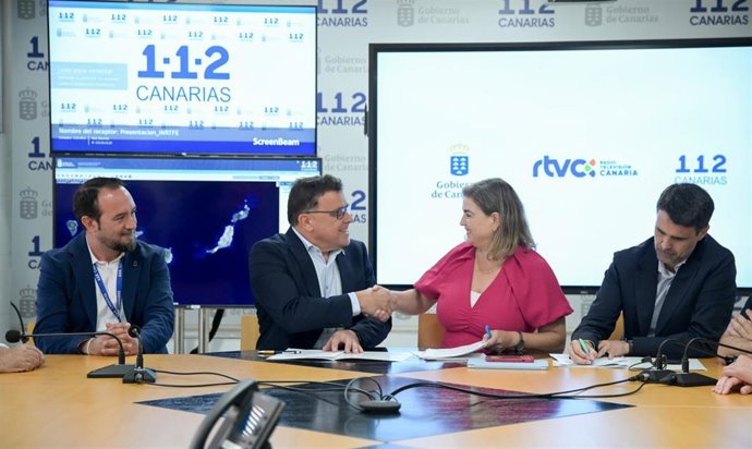 El consejero de Emergencias del Gobierno de Canarias, Manuel Miranda, y la administradora general de RTVC, María Méndez, en la firma de un protocolo sobre comunicación