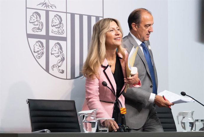 El consejero de Sanidad del Gobierno de Aragón, José Luis Bancalero, y la vicepresidenta, Mar Vaquero.