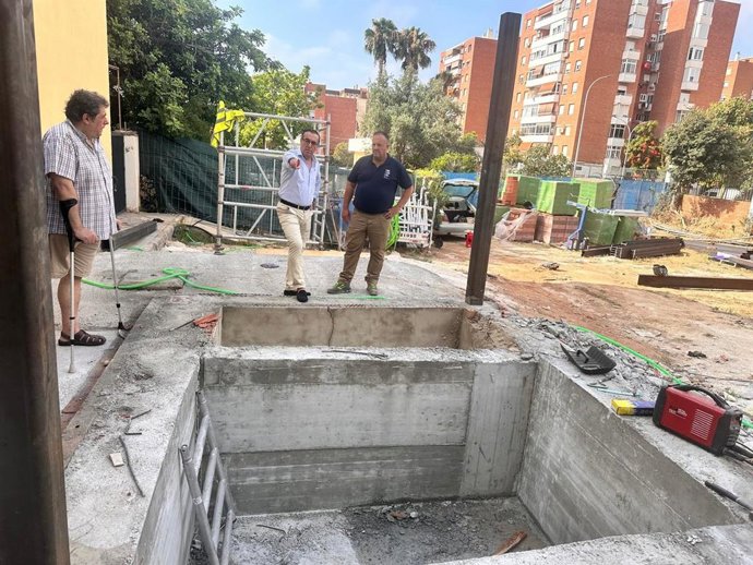 El delegado territorial de Desarrollo Educativo y Formación Profesional y de Universidad, Investigación e Innovación en Málaga, Miguel Briones, junto al director del centro educativo, Aurelio Anaya
