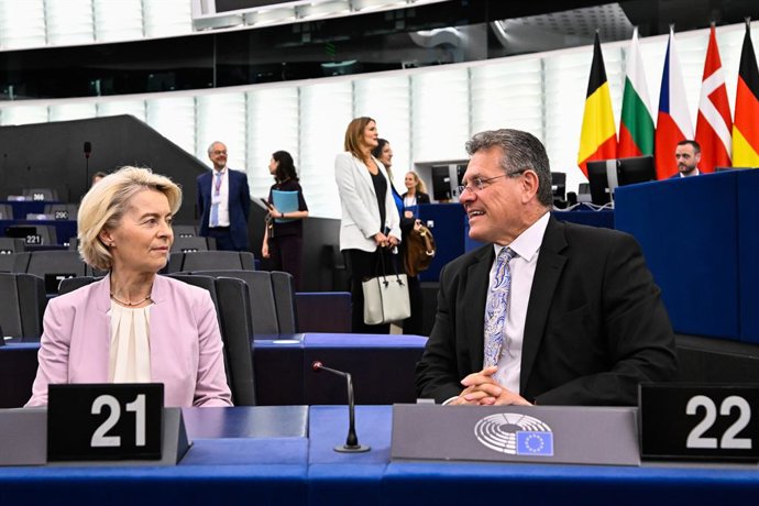 Maros Sefcovic, Comissário para Comércio e Segurança Econômica, com a Presidente da Comissão Europeia, Ursula von der Leyen, no Parlamento Europeu em Estrasburgo, França.
