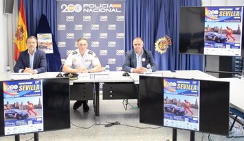 López Ganfornina, en el centro, en el acto de presentación de la primera carrera solidaria de la Policía Nacional 'Ruta 091'.