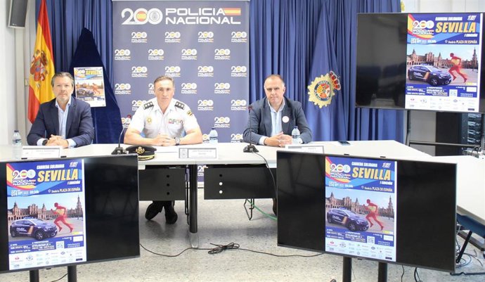 López Ganfornina, en el centro, en el acto de presentación de la primera carrera solidaria de la Policía Nacional 'Ruta 091'.