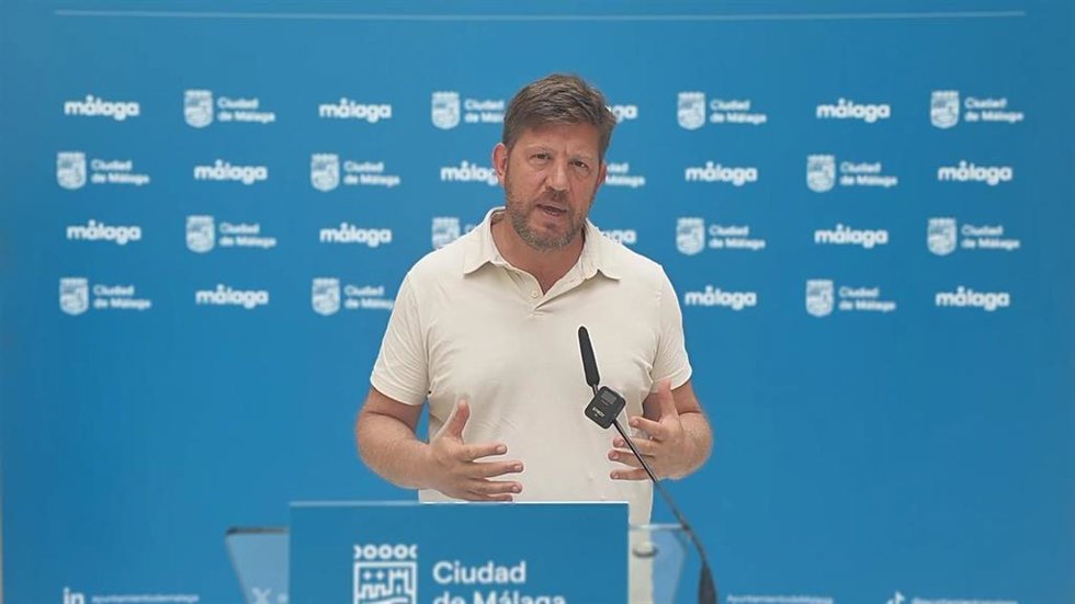 El grupo municipal Con Málaga, a través de su portavoz Nicolás Sguiglia, ha reclamado al alcalde de Málaga, Francisco de la Torre, que deje de "crear cortinas de humo" y ofrezca transparencia absoluta respecto a la remodelación del estadio de La Rosaled